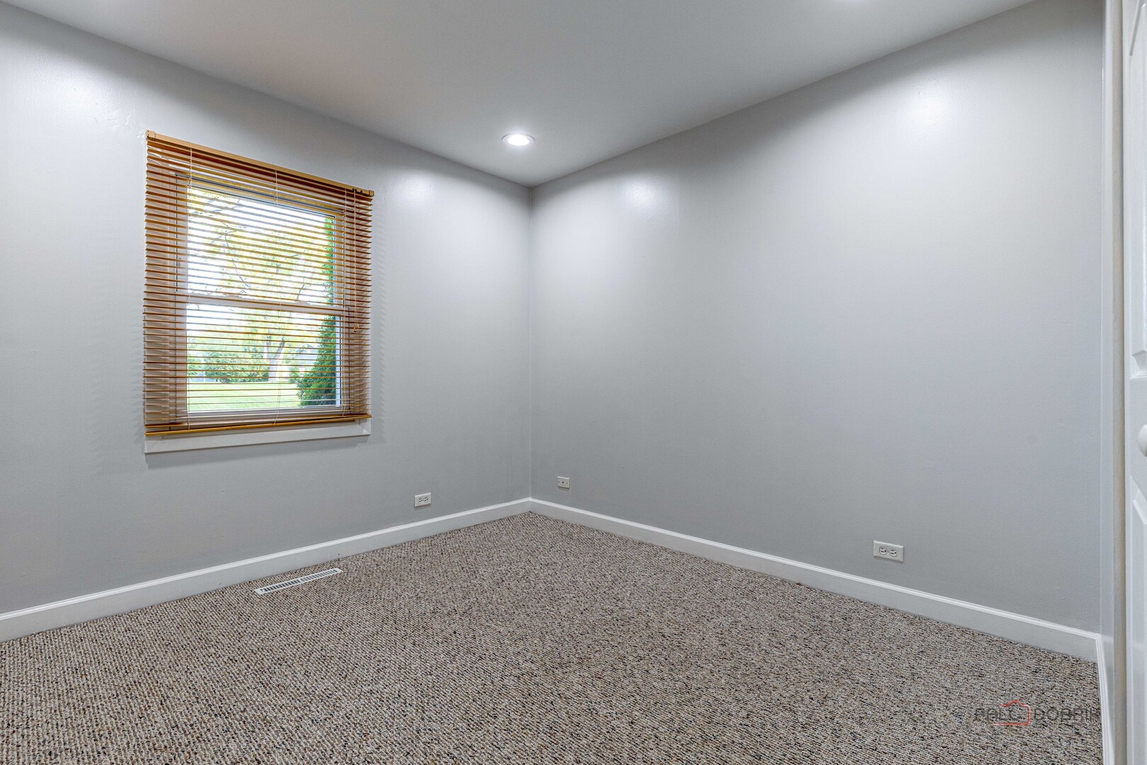 533 Cherry Lane Glenview, IL 60025 - Photo 24 of 33 an empty room with windows