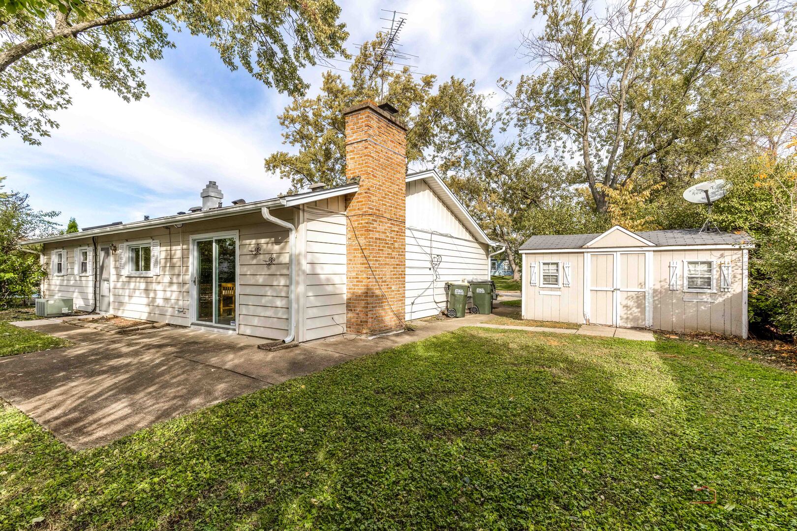 533 Cherry Lane Glenview, IL 60025 - Photo 33 of 33 a view of a yard in front of a house with large trees