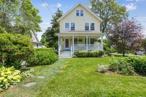 a view of a yard in front of house