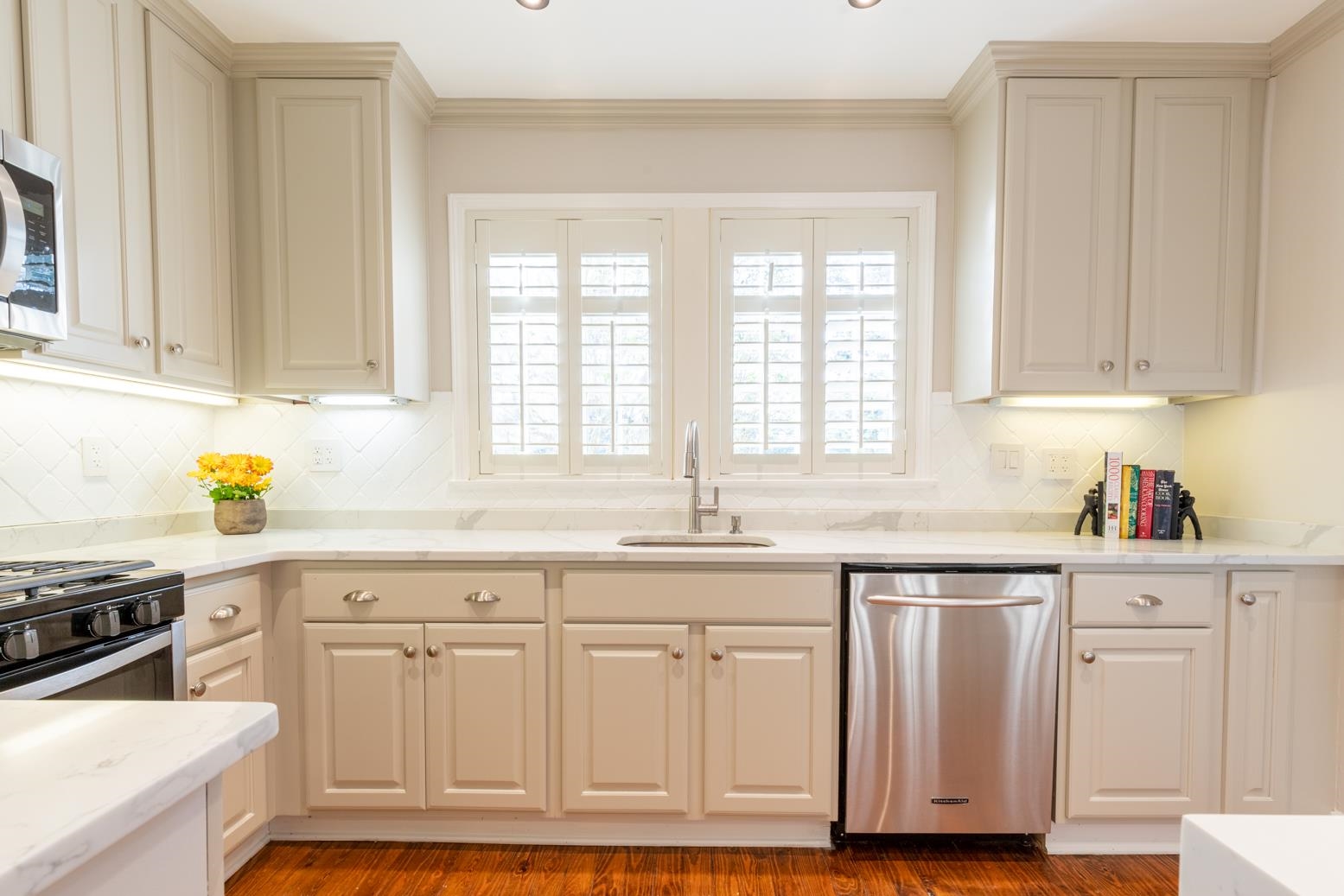 380 Holmes Circle Memphis, TN 38111 - Photo 12 of 22 a kitchen with granite countertop white cabinets and white appliances