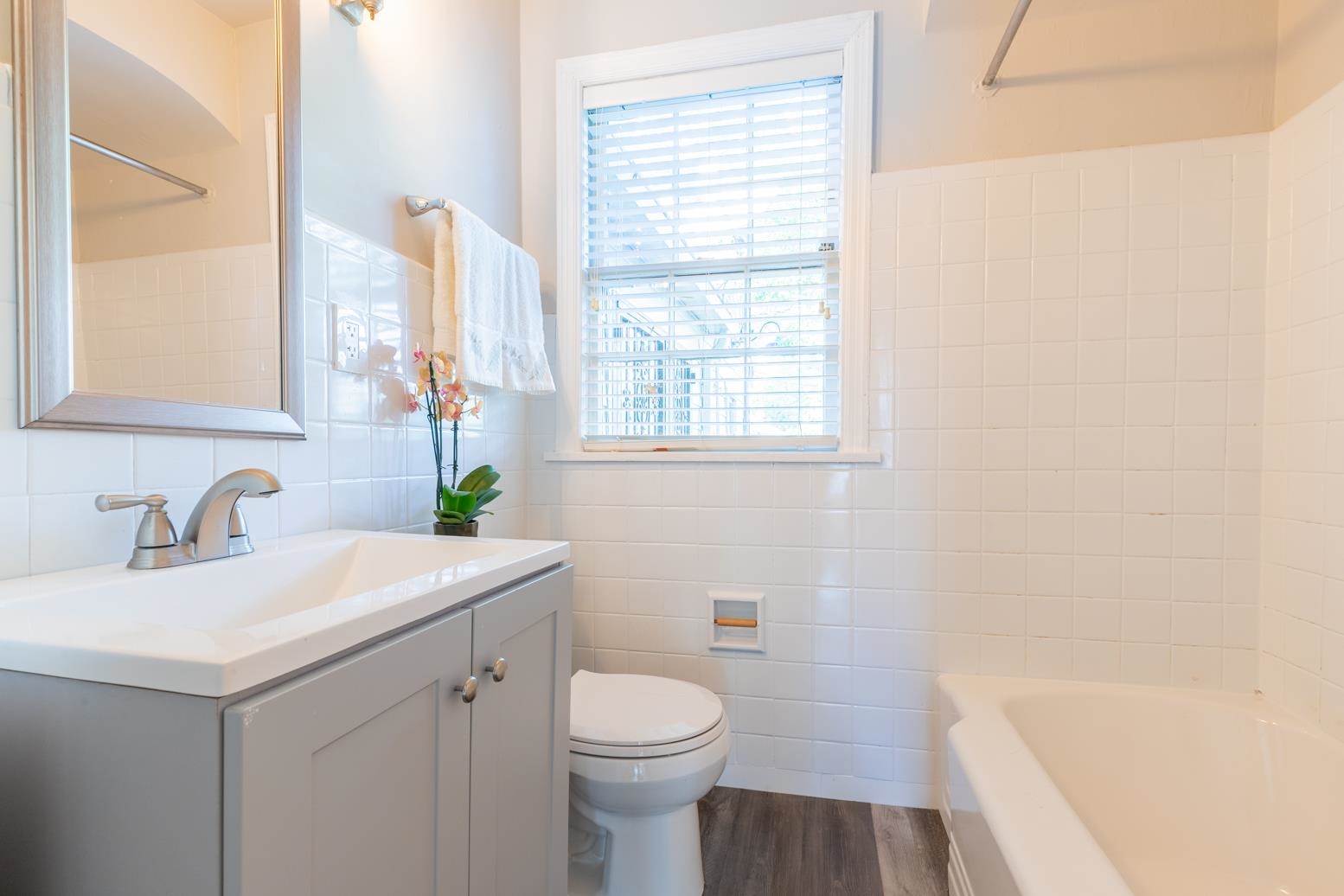 380 Holmes Circle Memphis, TN 38111 - Photo 18 of 22 a bathroom with a sink a toilet and tub