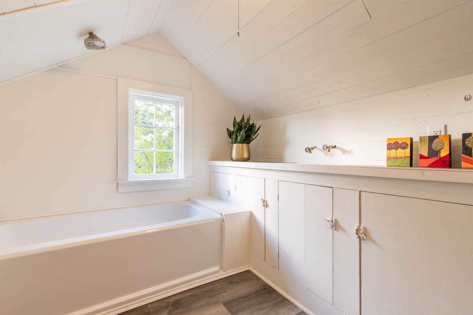 380 Holmes Circle Memphis, TN 38111 - Photo 22 of 22 a bathroom with a bathtub and a sink