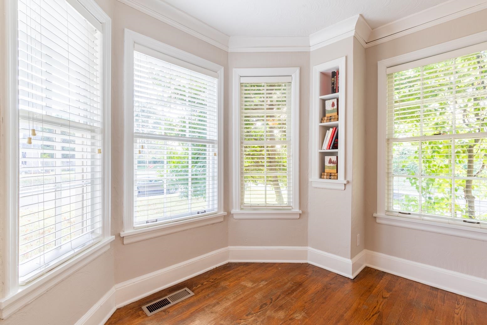 380 Holmes Circle Memphis, TN 38111 - Photo 7 of 22 a view of a room with wooden floor and windows
