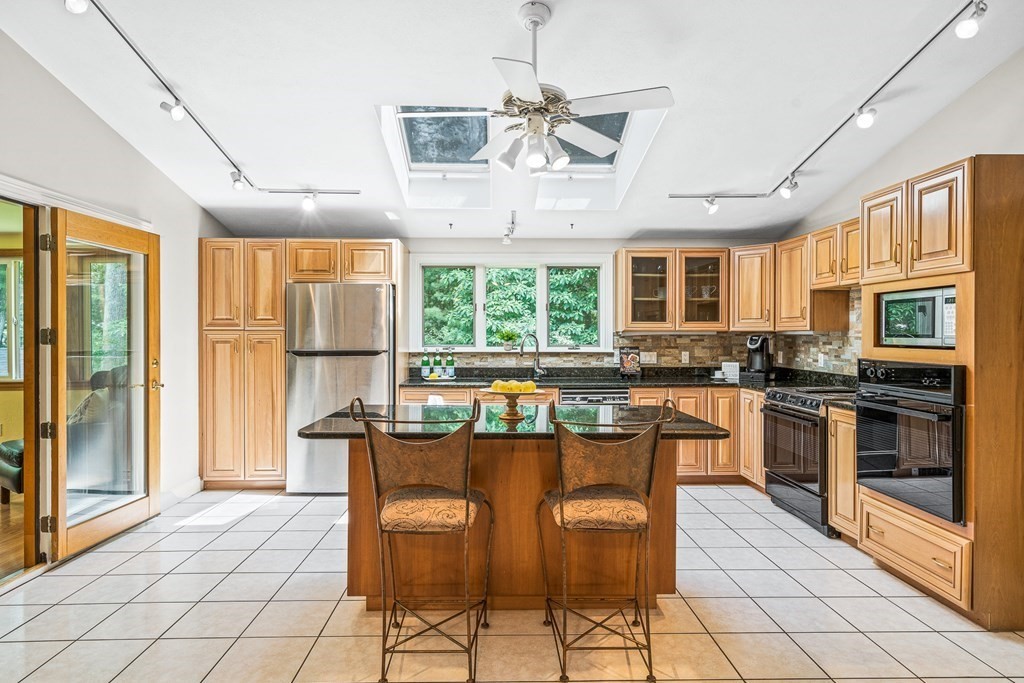 2 Matthew Street Andover, MA 01810 - Photo 8 of 42 Gallery Image 8
