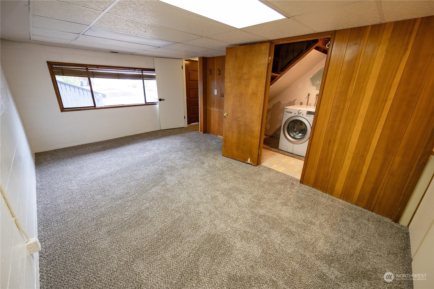 129 Del Monte Avenue Fircrest, WA 98466 - Photo 24 of 38 an empty room with windows and closet
