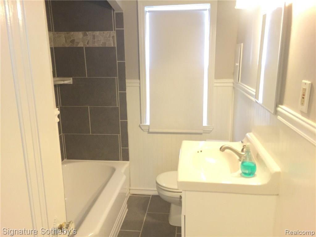 1761 Hampton Road Grosse Pointe, MI 48236 - Photo 16 of 43 IMG_2405.JPG