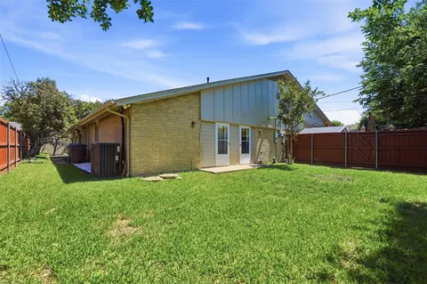 a view of a house with a back yard