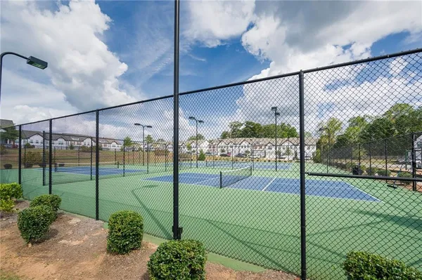 a view of a backyard