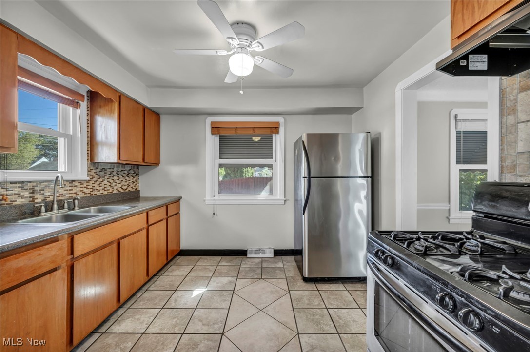 12930 Havana Road Cleveland, OH 44125 - Photo 7 of 37 Kitchen with stainless appliances
