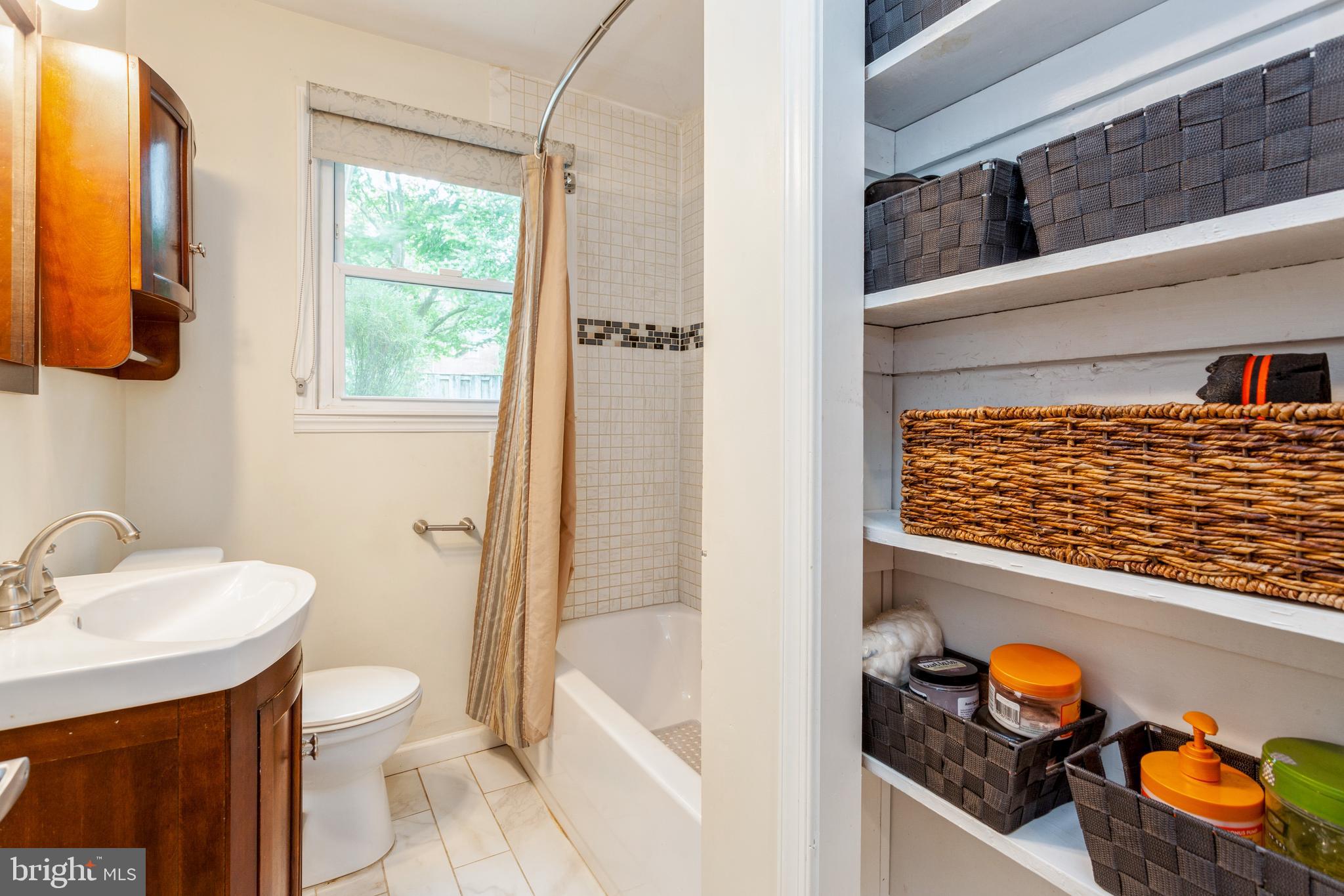 704 Greenwood Road Baltimore, MD 21208 - Photo 24 of 36 Hall Bath