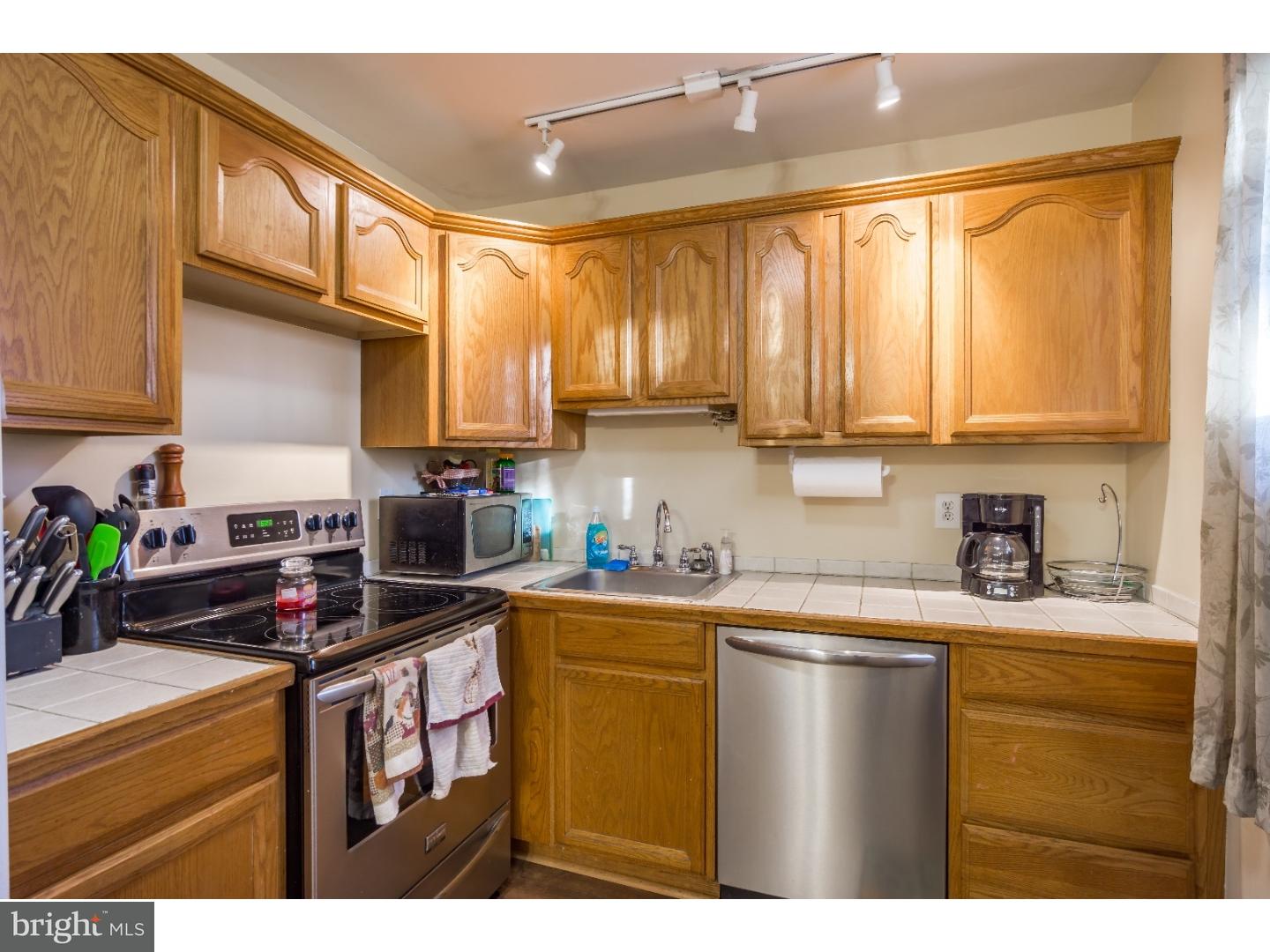 222 Tuscany Road Aston, PA 19014 - Photo 5 of 17 Kitchen