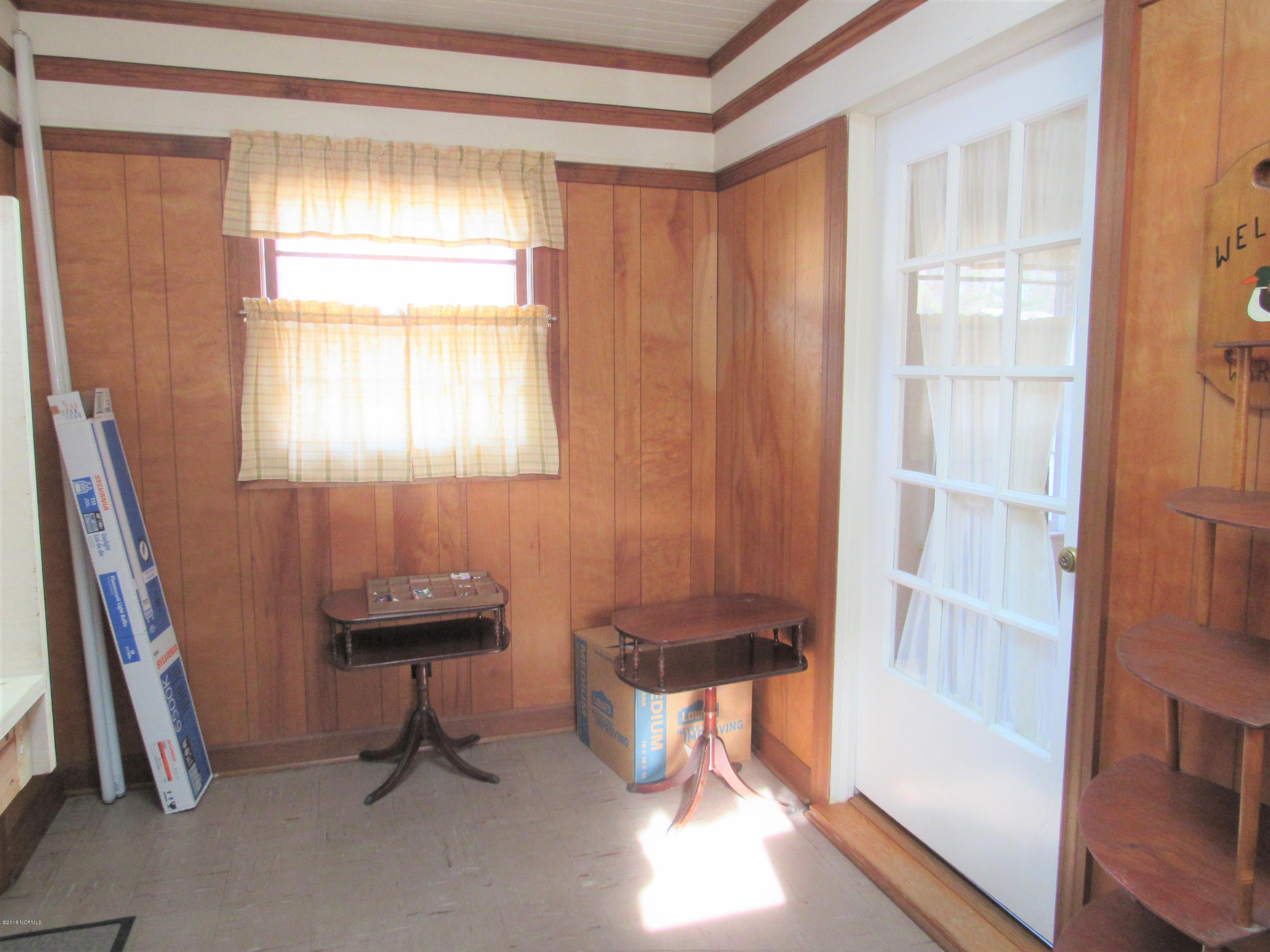 70 Forest Heights Road Washington, NC 27889 - Photo 11 of 16 010 Sunroom Entry