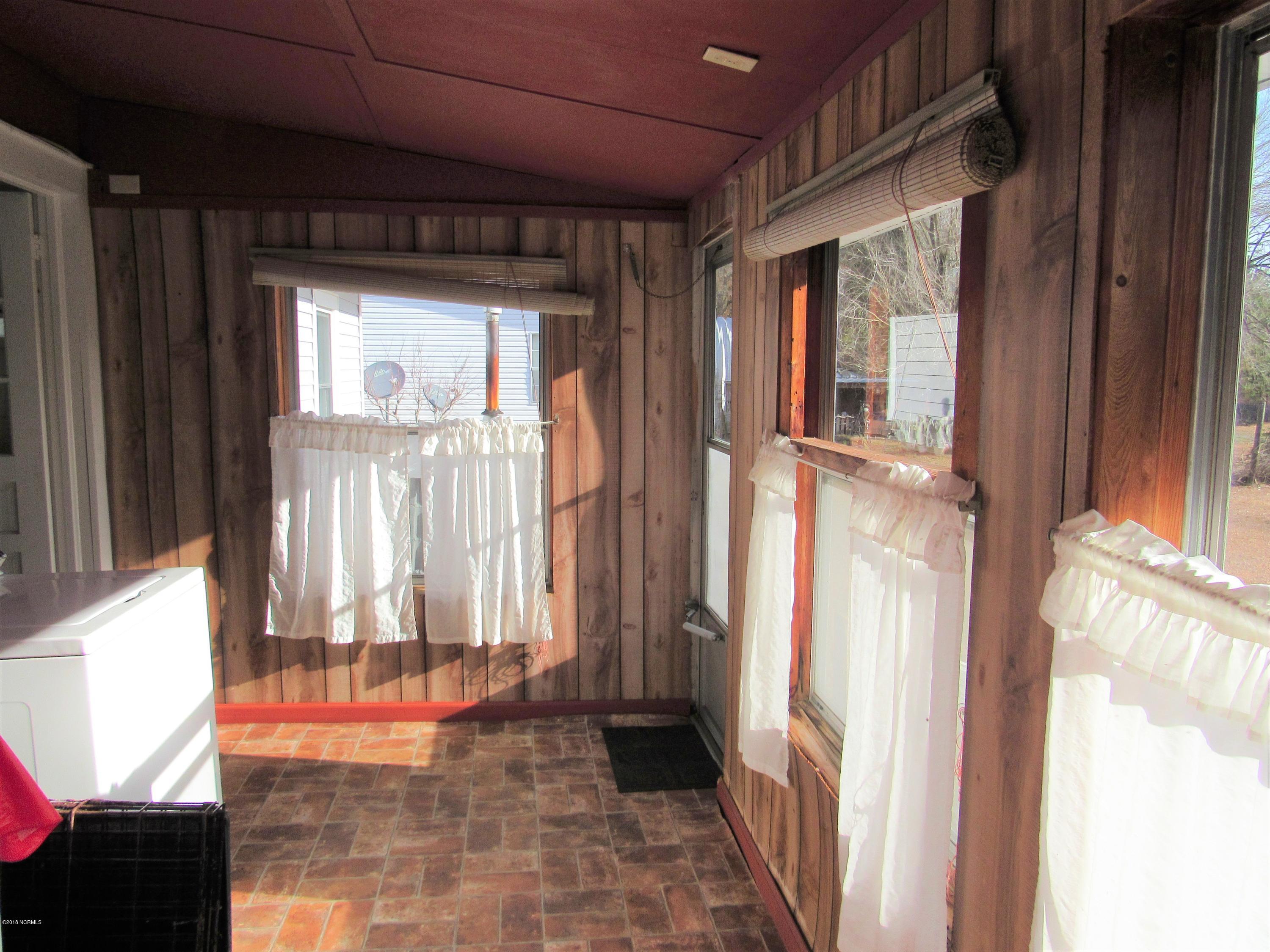 70 Forest Heights Road Washington, NC 27889 - Photo 13 of 16 012 Mud Room-Laundry
