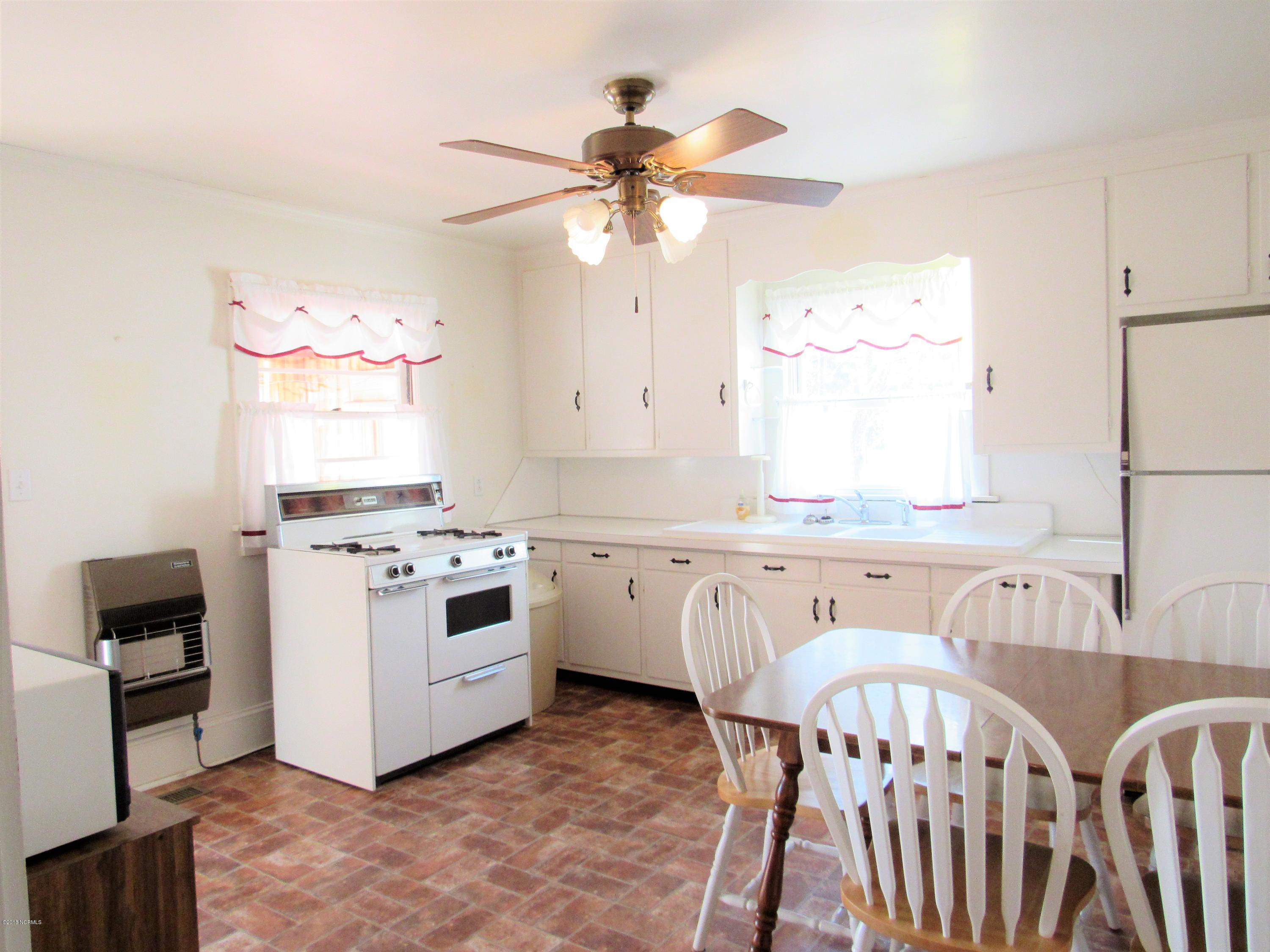 70 Forest Heights Road Washington, NC 27889 - Photo 4 of 16 004 Big Country Kitchen