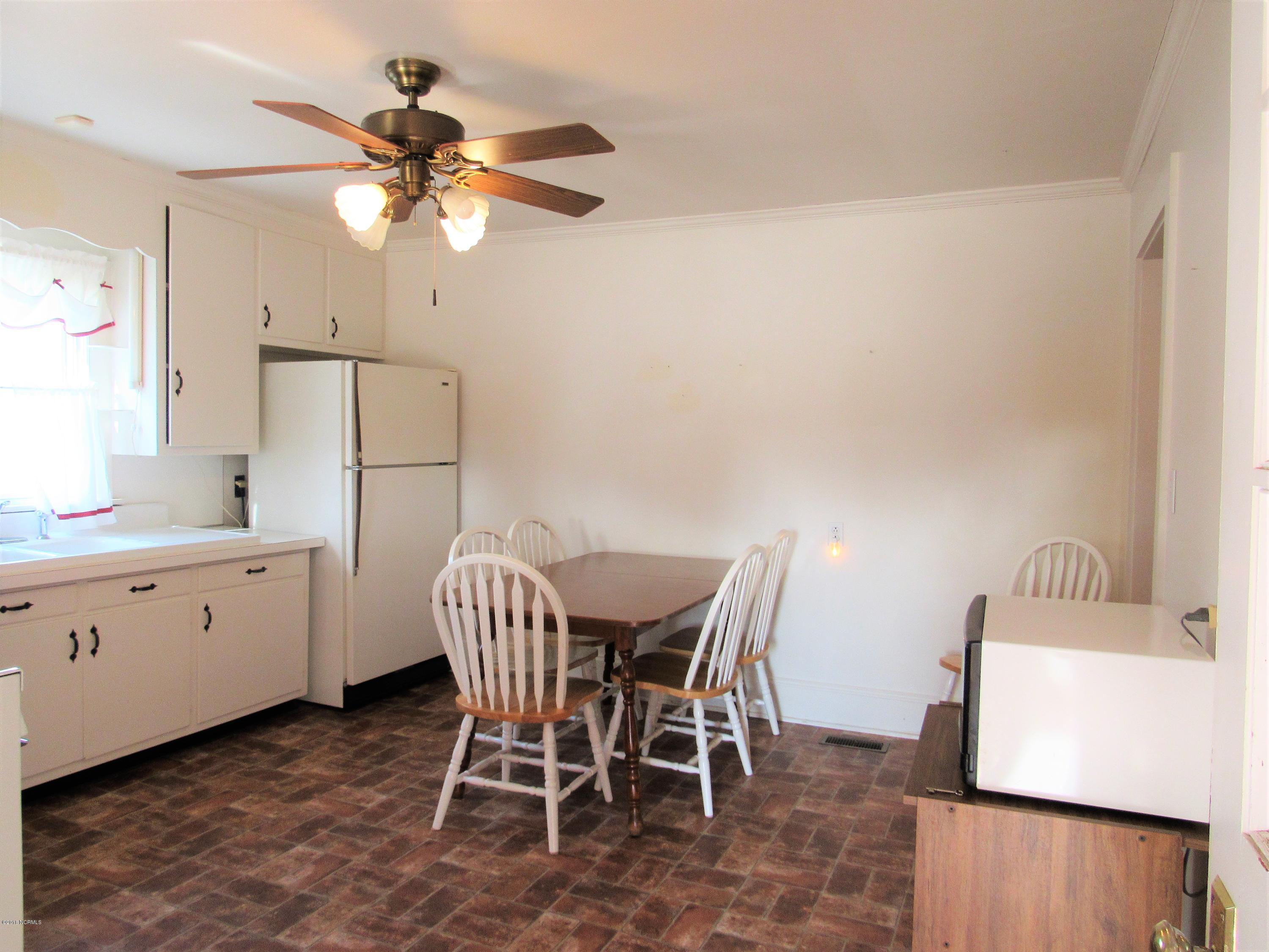 70 Forest Heights Road Washington, NC 27889 - Photo 5 of 16 005 Eat-in Kitchen