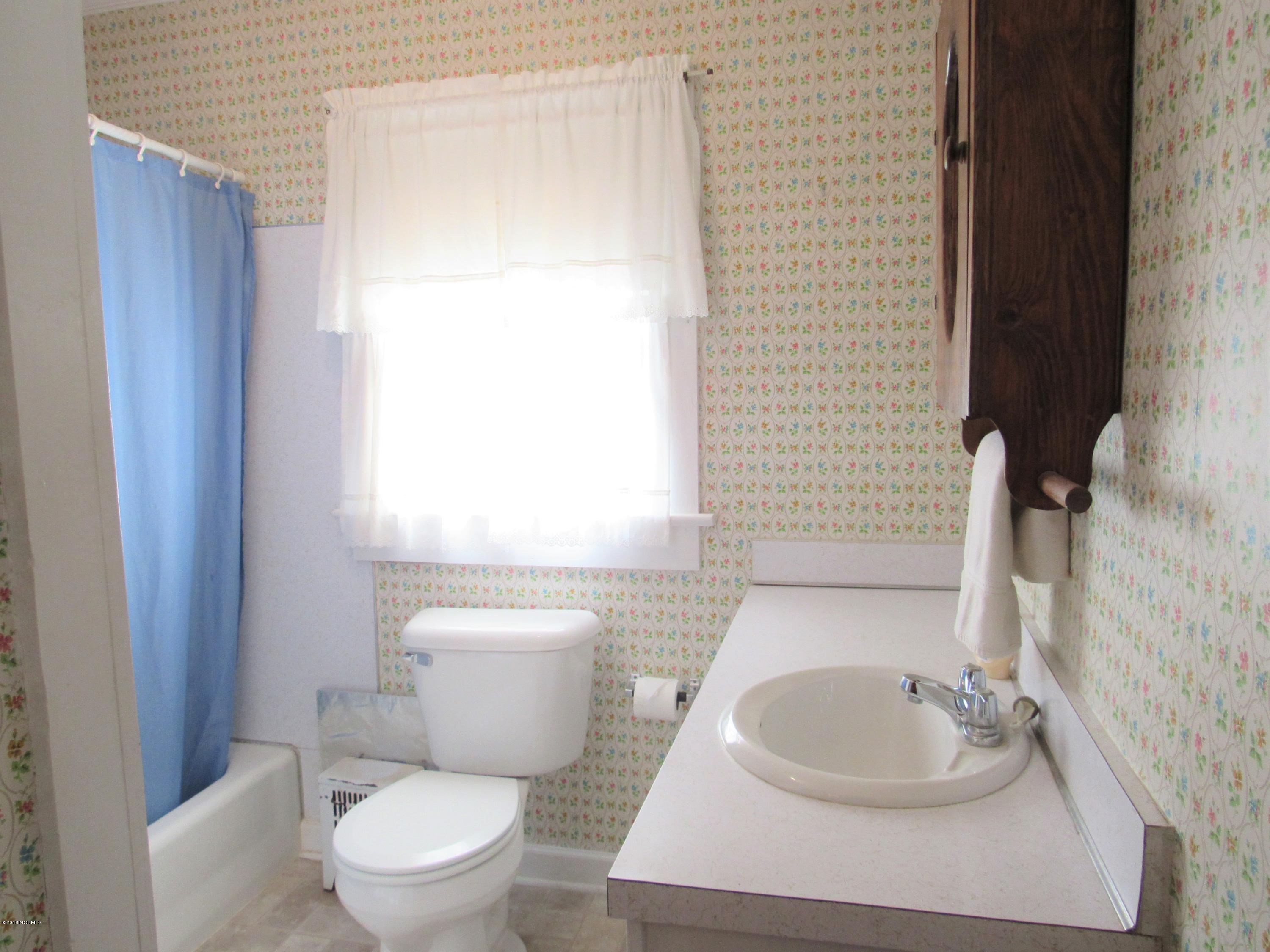 70 Forest Heights Road Washington, NC 27889 - Photo 8 of 16 008 Bathroom