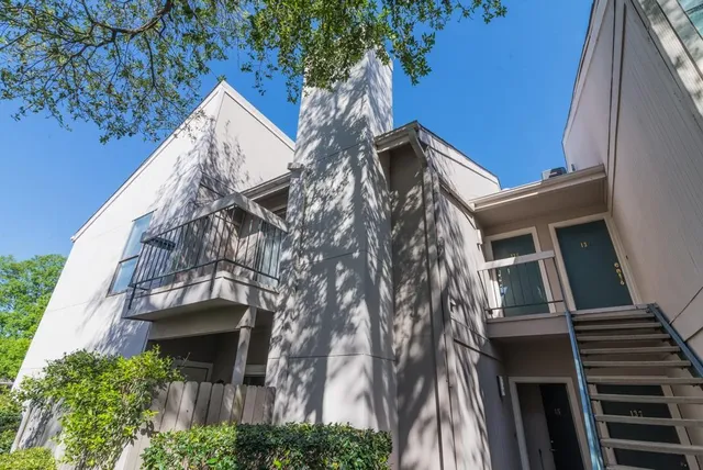 a view of a pathway with house on both side