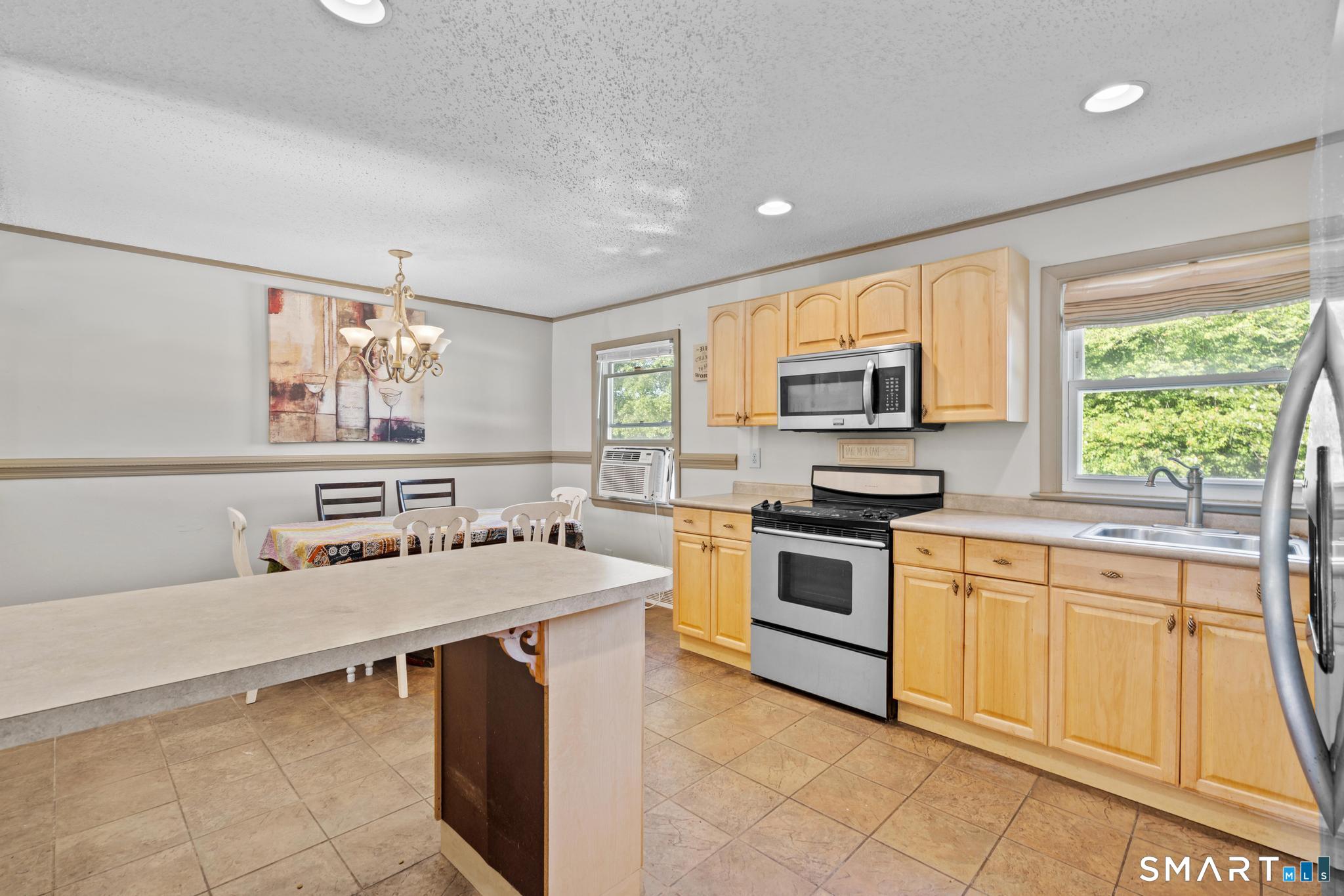 63 Bates Street Hartford, CT 06114 - Photo 4 of 37