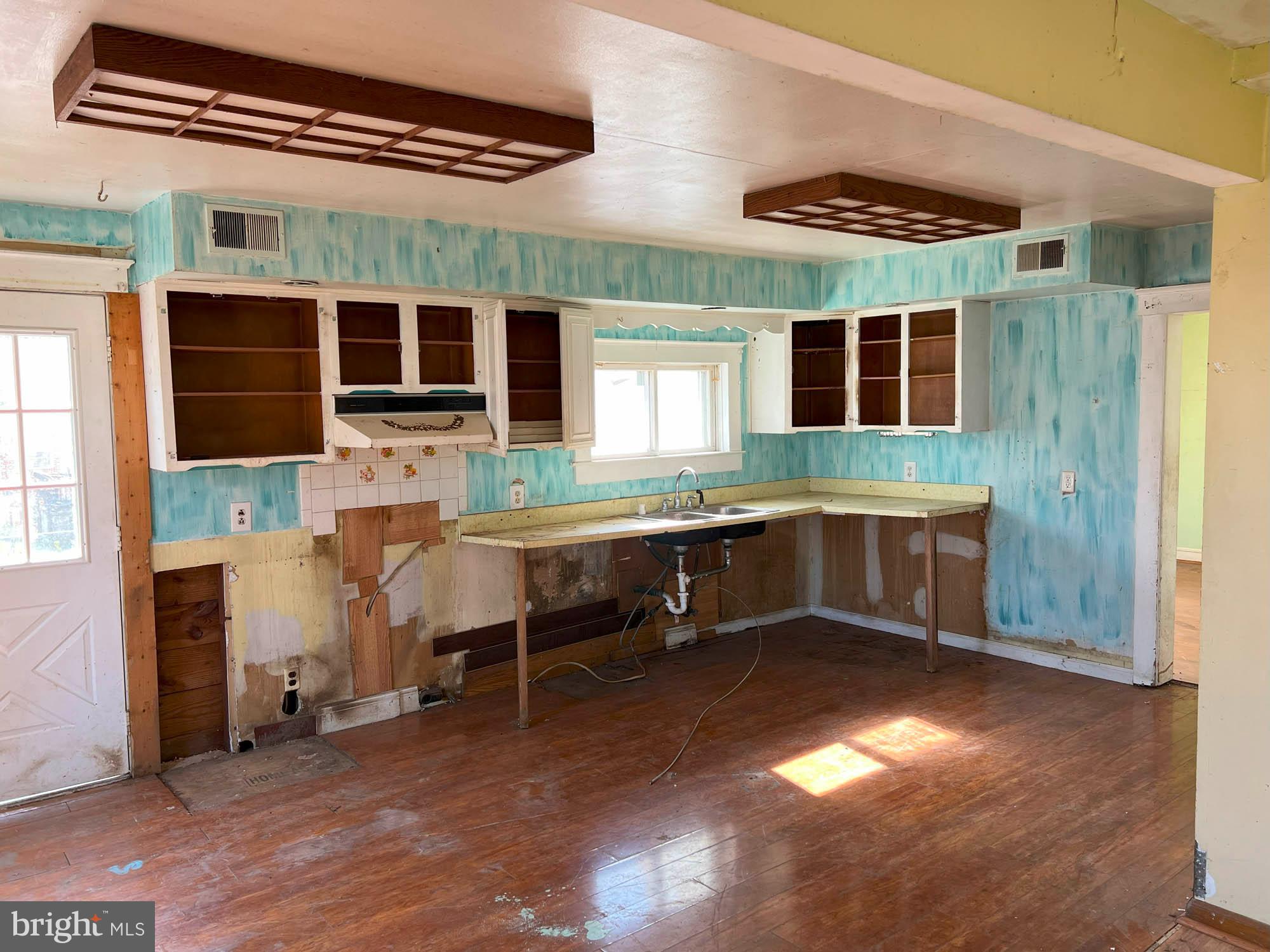 21 Walkern Road Essex, MD 21221 - Photo 12 of 23