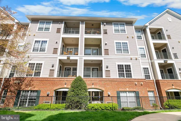$2,100 | 4852 Eisenhower Avenue, Unit 342, Alexandria, VA 22304