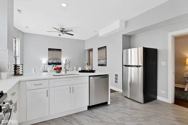 $2,150 | 414 East 44th Street, Unit 2, Chicago, IL 60653