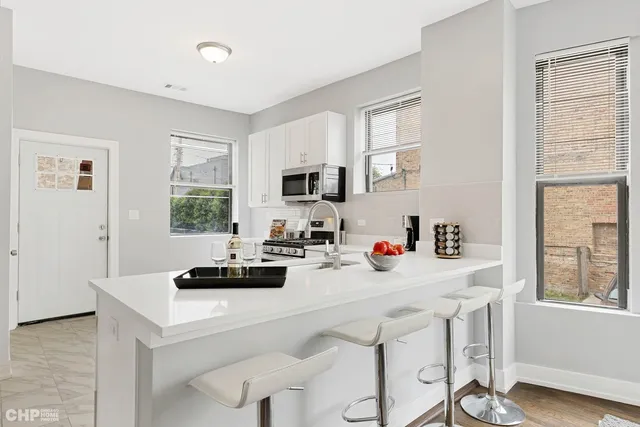 $2,150 | 414 East 44th Street, Unit 2, Chicago, IL 60653