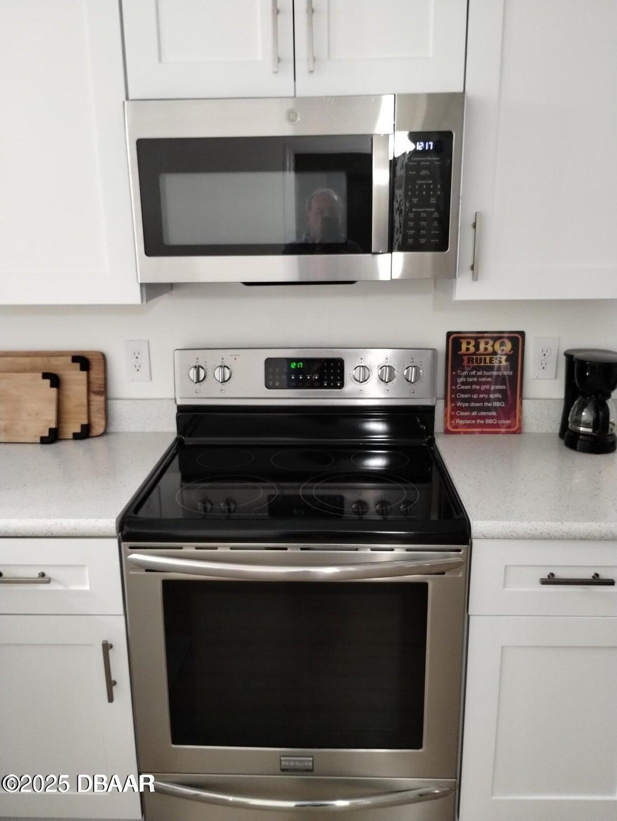962 Stonybrook Circle Port Orange, FL 32127 - Photo 9 of 15 a stove top oven sitting inside of a kitchen