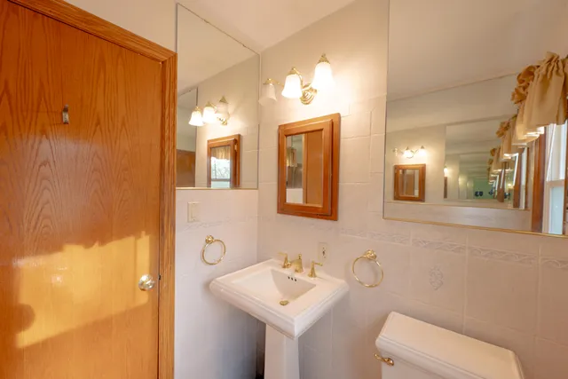 $490,000 | 101 East Clovernook Lane, Glendale, WI 53217