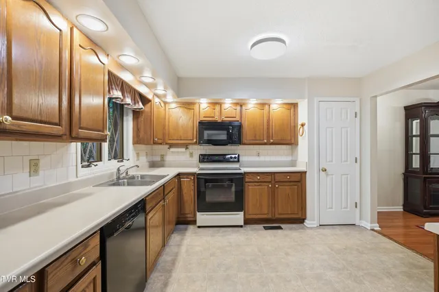 $320,000 | 2509 East Lakeview Drive, Unit 5, Johnson City, TN 37601