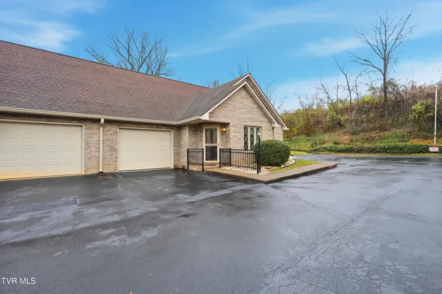 $320,000 | 2509 East Lakeview Drive, Unit 5, Johnson City, TN 37601