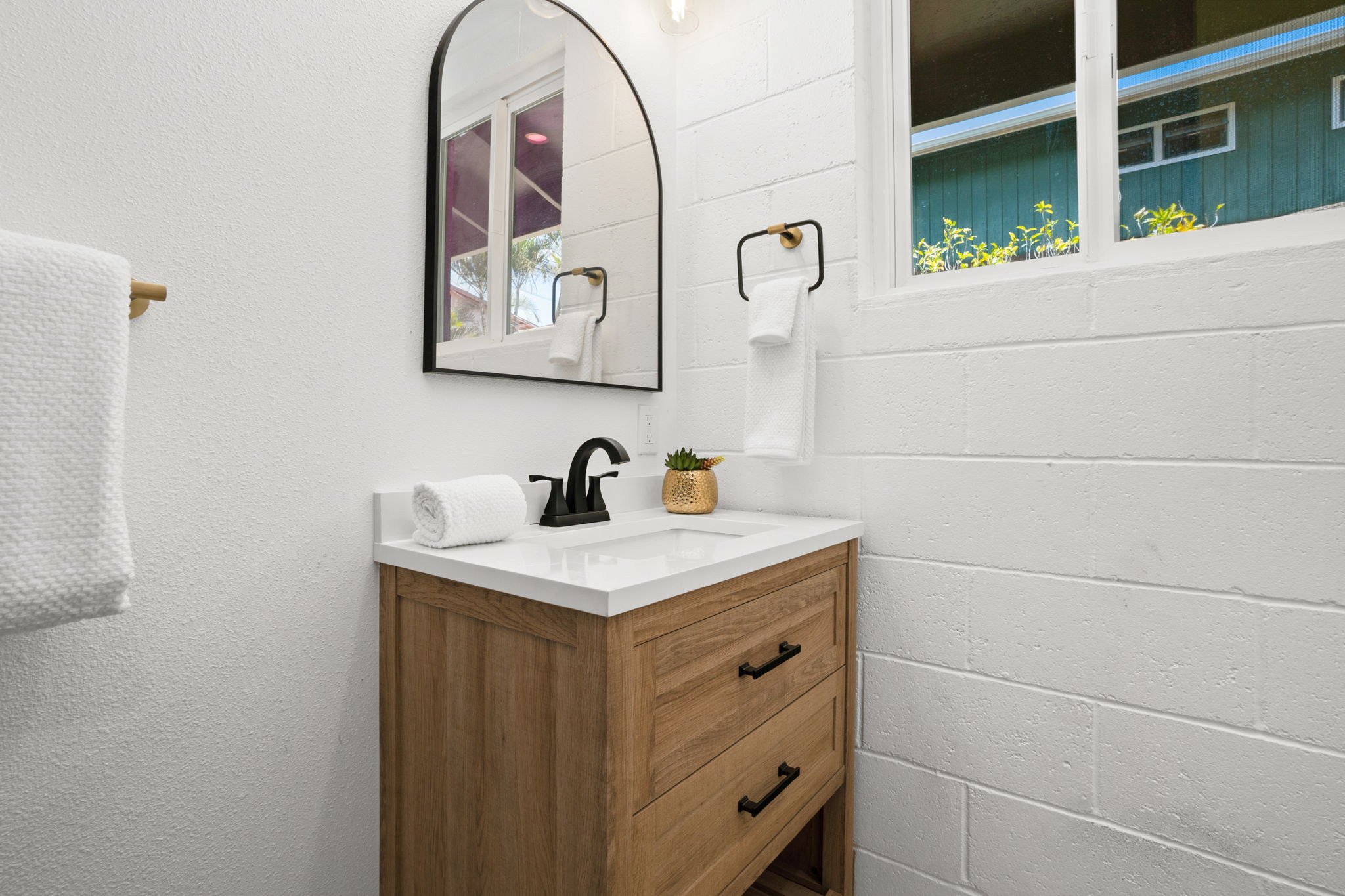 4484 Panako Road Waimea, HI 96796 - Photo 11 of 27 a bathroom with a sink and a mirror