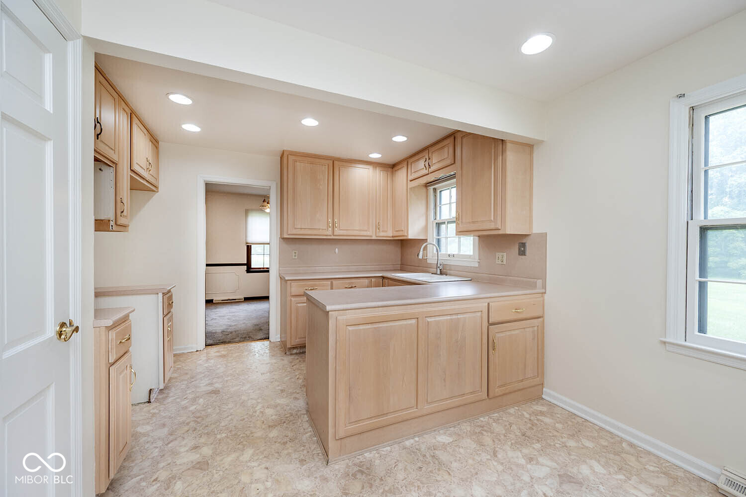 8959 Rexford Road Indianapolis, IN 46260 - Photo 19 of 51 Gallery Image 19