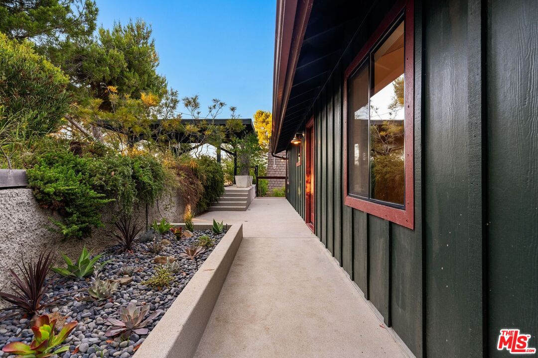 19806 Valley View Drive Topanga, CA 90290 - Photo 18 of 66