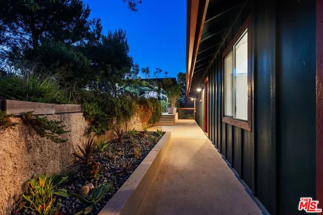 $1,550,000 | 19806 Valley View Drive, Topanga, CA 90290