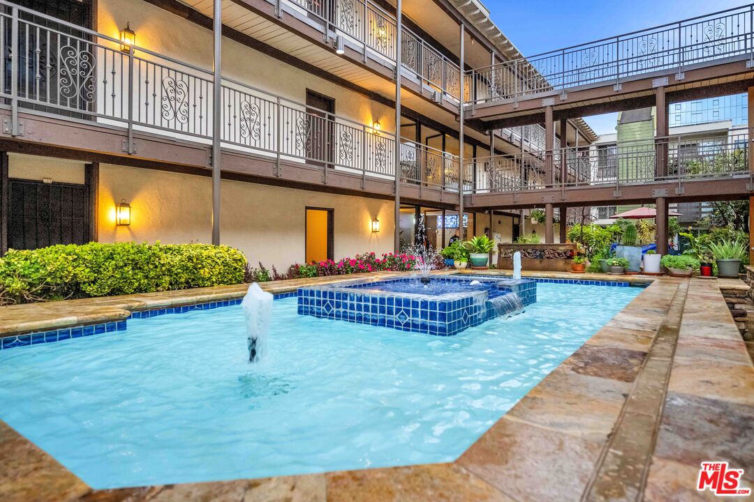 525 South Ardmore Ave Unit 320