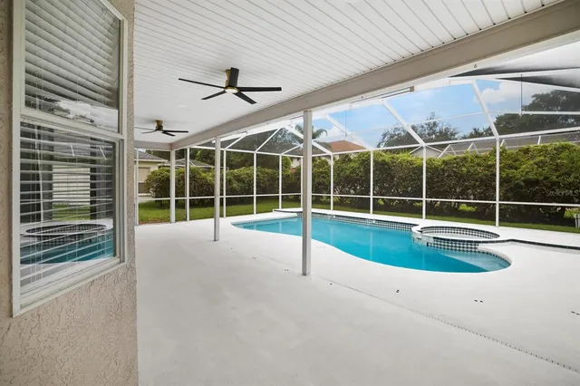 a view of a backyard