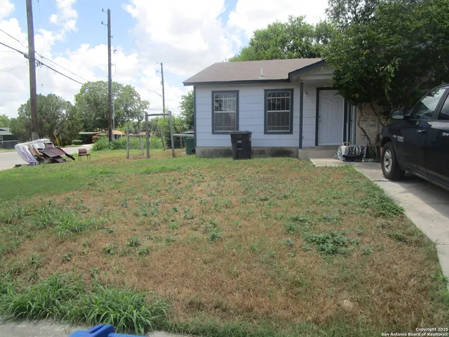 a view of a house with backyard and garden
