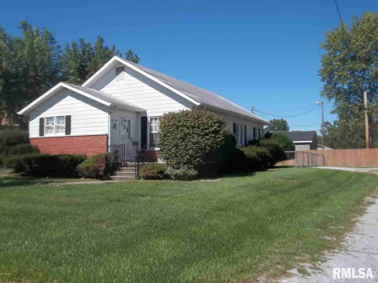 209 West Reed Street Benton, IL 62812 - Photo 1 of 36