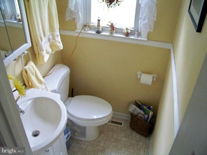 3309 View Ridge Court Manchester, MD 21102 - Photo 5 of 28 Half Bath 1
