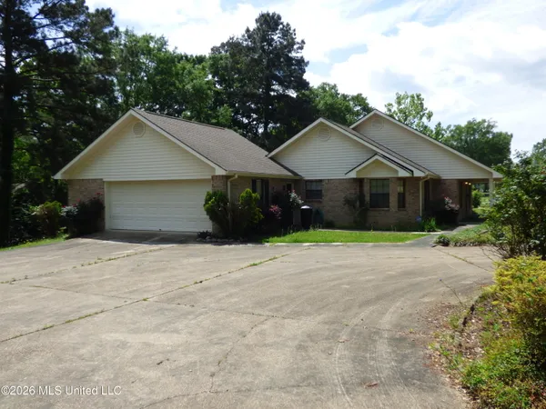 $1,500 | 606 Lakeview Avenue, McComb, MS 39648