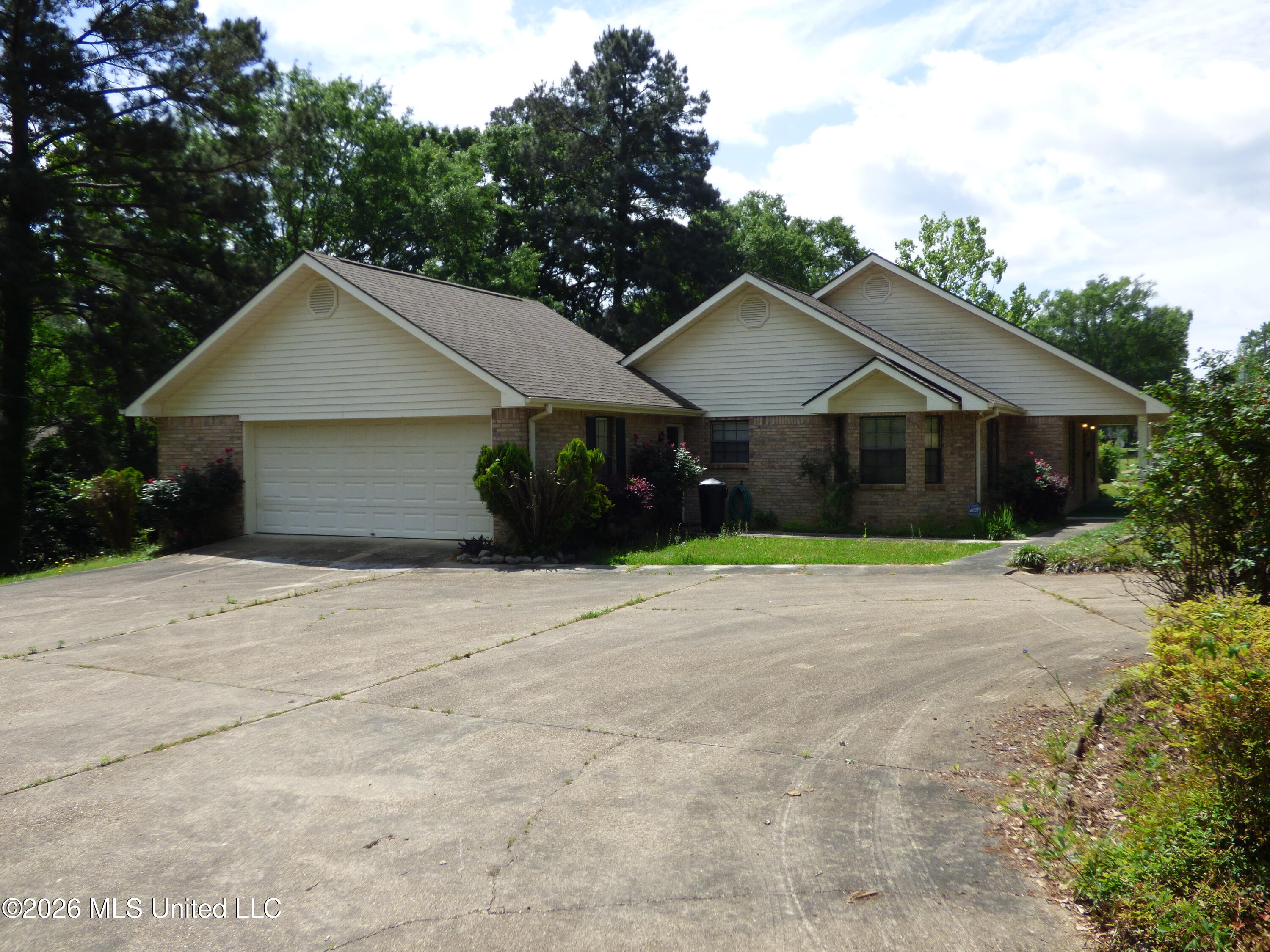 606 Lakeview Avenue McComb, MS 39648 - Photo 3 of 12 P1350508