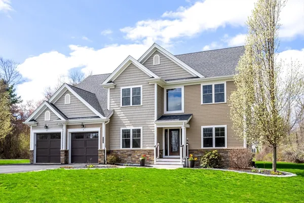 $869,900 | 115 Oak Avenue, Lunenburg, MA 01462