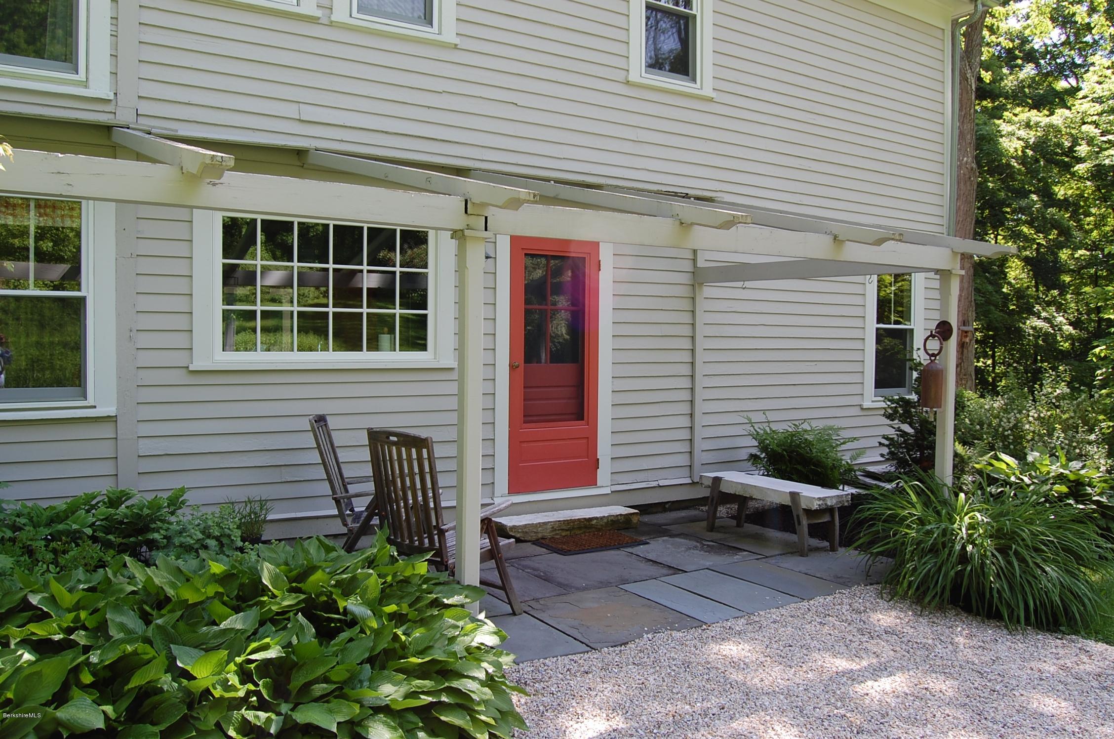 5 Dugway Road West Stockbridge, MA 01236 - Photo 3 of 18 3 Entryway