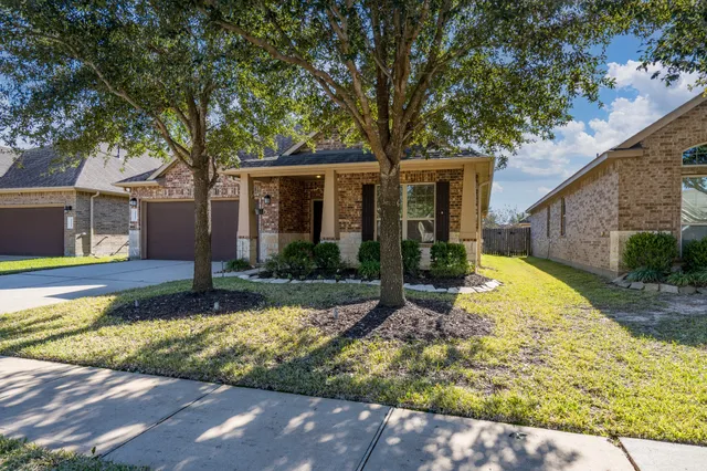 a view of a yard in front of house