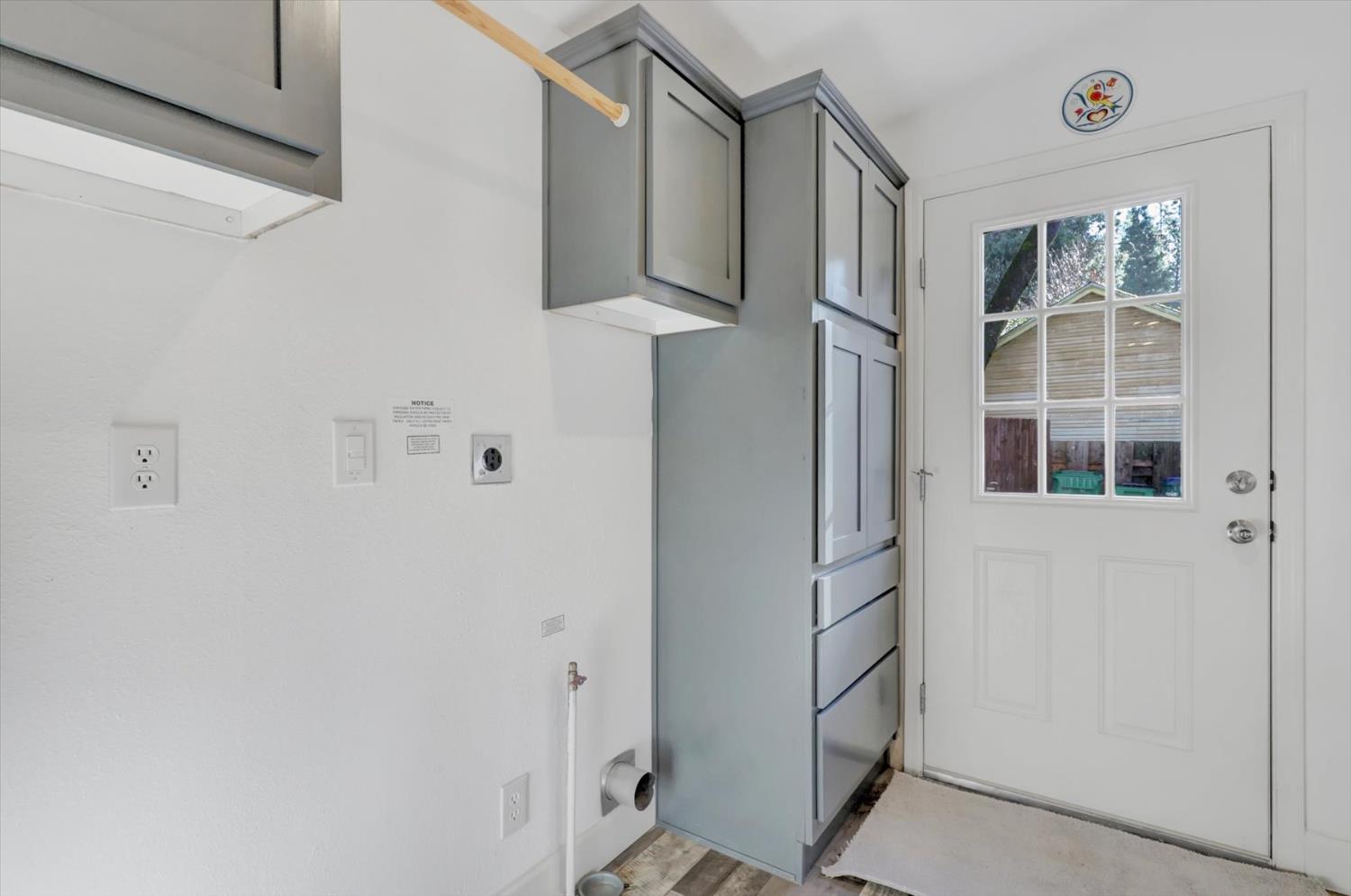 11195 Alpine Lane Grass Valley, CA 95945 - Photo 26 of 71 a view of cabinets and window