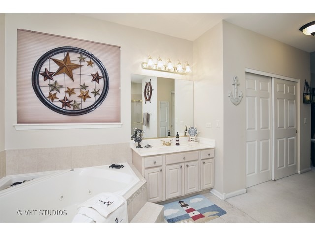 1150 Ridgewood Circle Lake In The Hills, IL 60156 - Photo 14 of 20 a bathroom with a bathtub and a sink