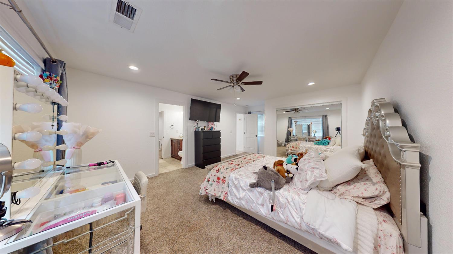 4460 South Carpenter Road Modesto, CA 95358 - Photo 19 of 40 a living room with furniture and a flat screen tv
