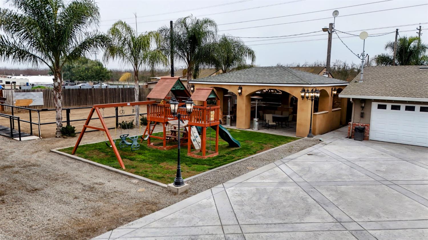 4460 South Carpenter Road Modesto, CA 95358 - Photo 34 of 40 a view of a terrace with a sitting area