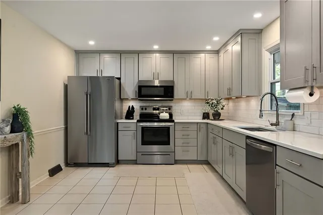 $355,000 | 945 Glengera Street, Peculiar, MO 64078