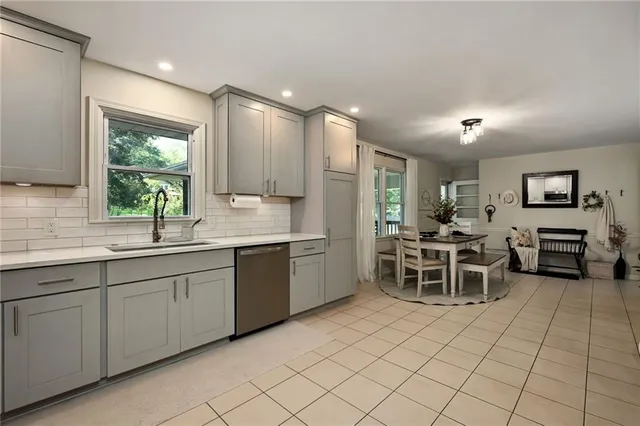 $355,000 | 945 Glengera Street, Peculiar, MO 64078